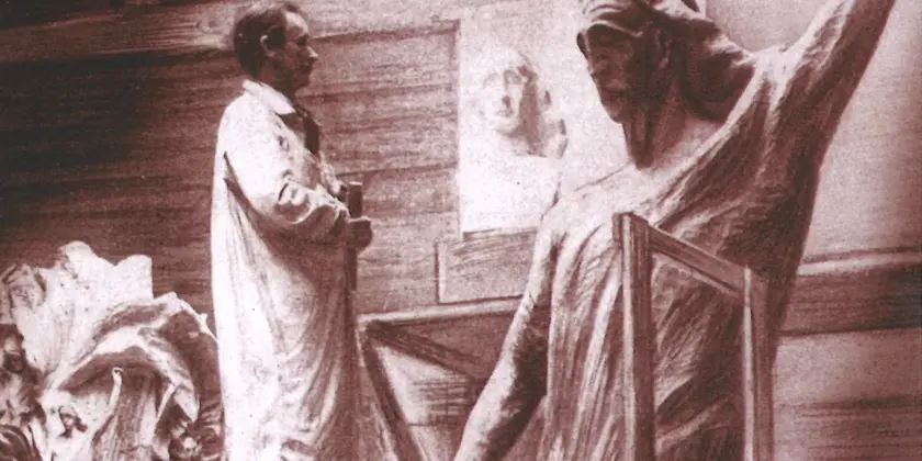 Un sculpteur travaille sur une statue dans un atelier, avec des esquisses en arrière-plan.