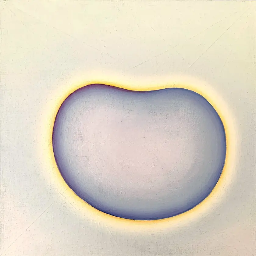 Forme organique en dégradé de bleu entourée d'un halo lumineux sur fond clair.