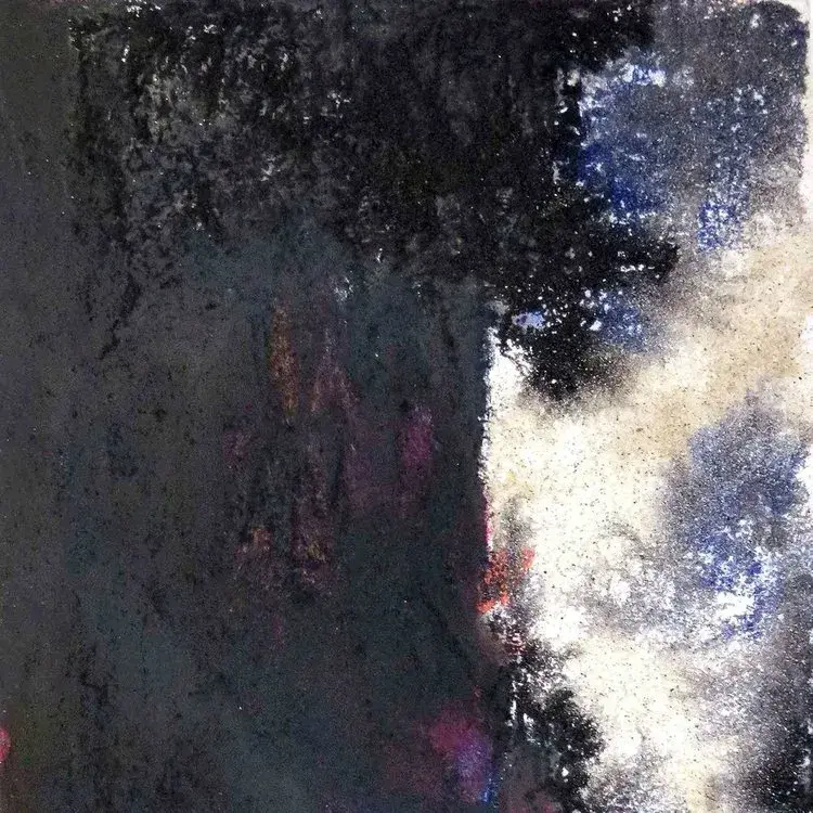 Composition abstraite avec des nuances de noir, bleu et blanc, créant un contraste texturé.