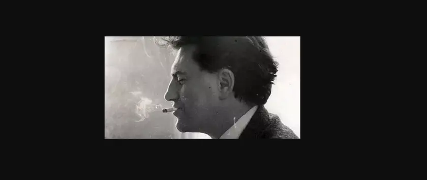 Profil d'un homme fumant une cigarette, avec une légère fumée visible.